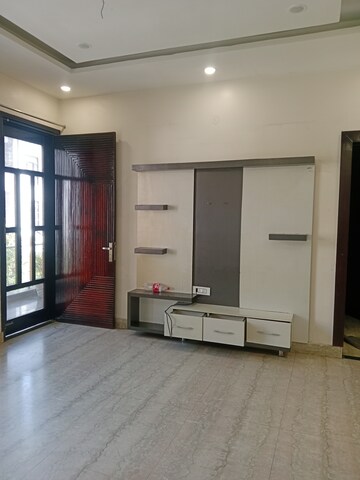 Room in 2.5 BHK Builder Floor at Sector 18 – for Rent
