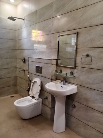 Bathroom in 2.5 BHK Builder Floor at Sector 18 – for Rent