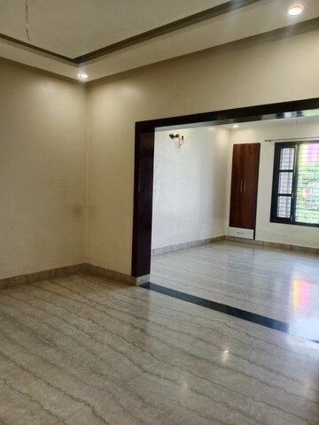 Room in 2.5 BHK Builder Floor at Sector 18 – for Rent