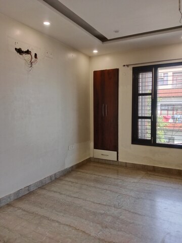 Room in 2.5 BHK Builder Floor at Sector 18 – for Rent