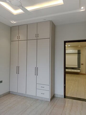 Room in 3.5 BHK Builder Floor at Sector 18 – for Rent