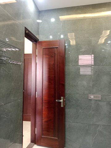 Furnished Amenities in 3.5 BHK Builder Floor at Sector 18 – for Rent