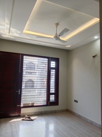 Room in 3.5 BHK Builder Floor at Sector 18 – for Rent