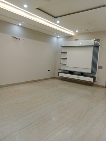 Room in 3.5 BHK Builder Floor at Sector 18 – for Rent