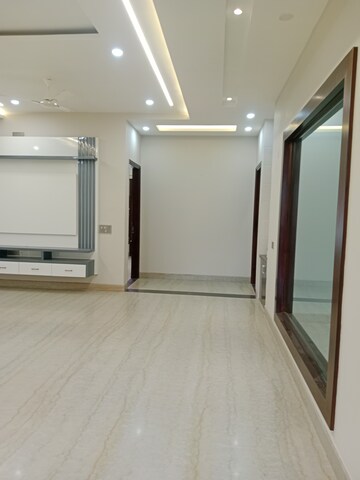 Room in 3.5 BHK Builder Floor at Sector 18 – for Rent