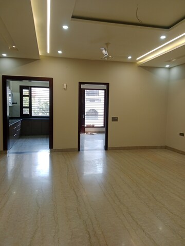 Room in 3.5 BHK Builder Floor at Sector 18 – for Rent