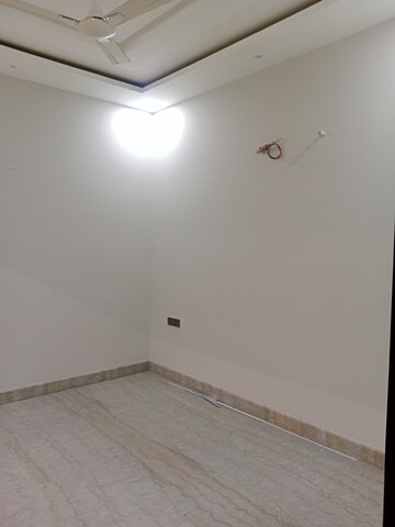 Room in 3.5 BHK Builder Floor at Sector 18 – for Rent