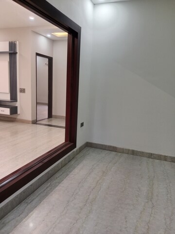 Room in 3.5 BHK Builder Floor at Sector 18 – for Rent