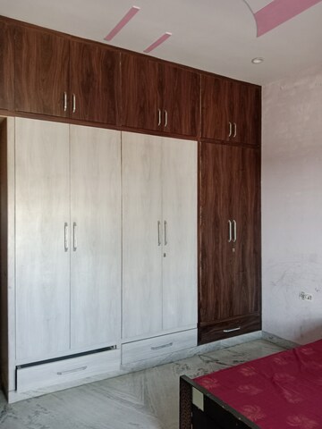Room in 3 BHK Builder Floor at Sector 7 – for Rent