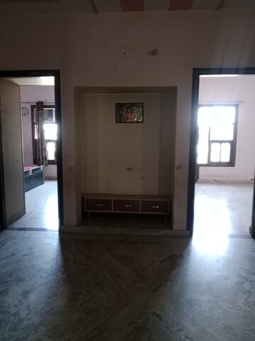 Room in 3 BHK Builder Floor at Sector 7 – for Rent