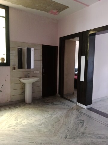 Room in 3 BHK Builder Floor at Sector 7 – for Rent