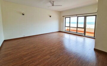 Room in 4 BHK Apartment at Central Park I, Sector 42 – for Rent