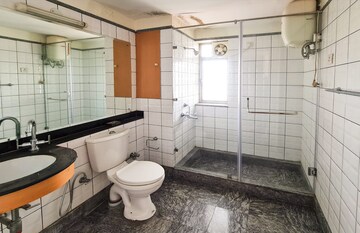 Bathroom in 4 BHK Apartment at Central Park I, Sector 42 – for Rent