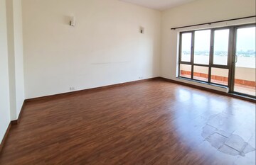 Room in 4 BHK Apartment at Central Park I, Sector 42 – for Rent