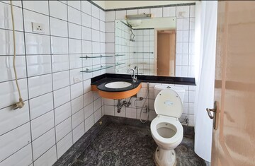 Bathroom in 4 BHK Apartment at Central Park I, Sector 42 – for Rent