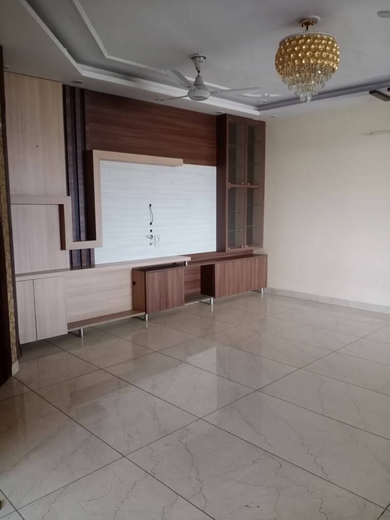 Room, sector 17 4 Bedroom 500 Sq.Yd. Builder Floor In Sector 17 Faridabad 8414327