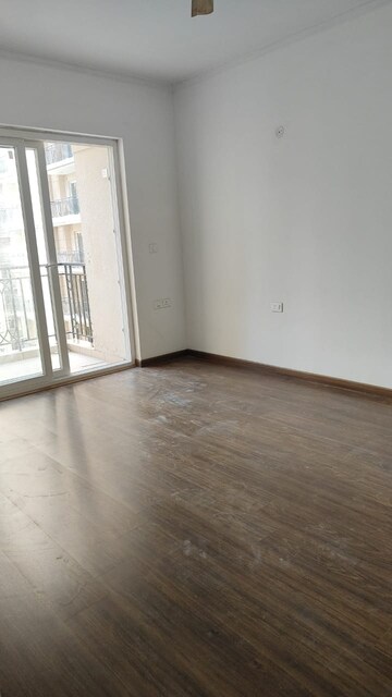 Room in 3 BHK Apartment at Supertech Czar Suites, Omicron I Greater Noida – for Sale