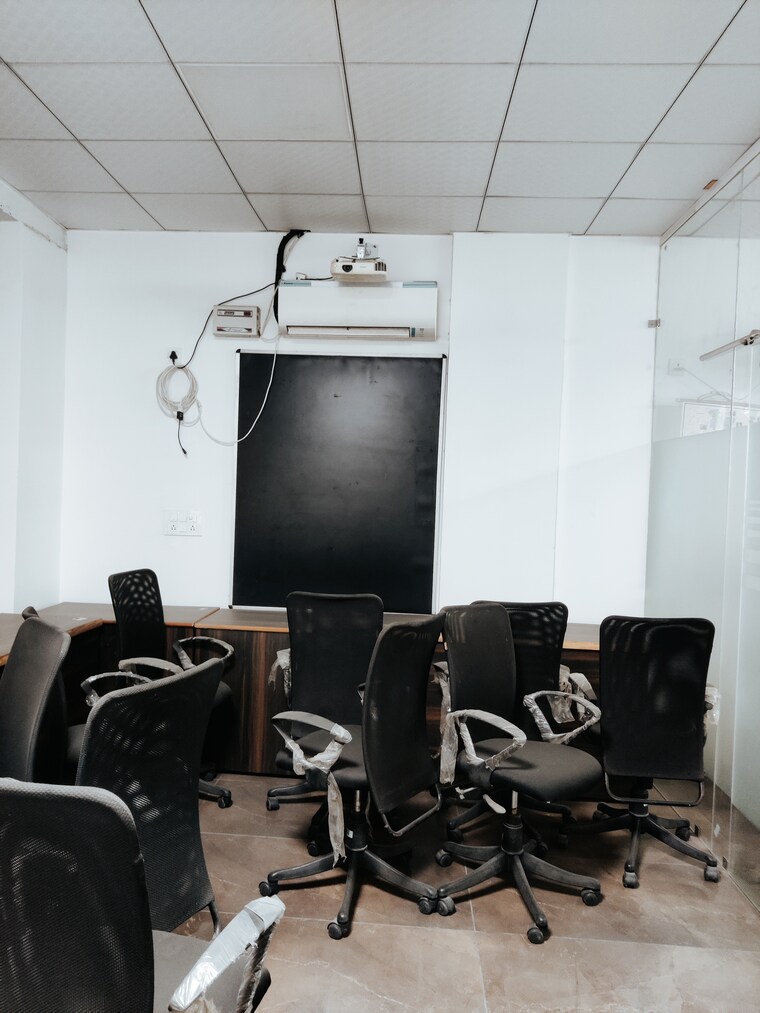 Team Area, adore-legend Commercial Shop 492 Sq.Ft. In Sector 84 Faridabad 8414476