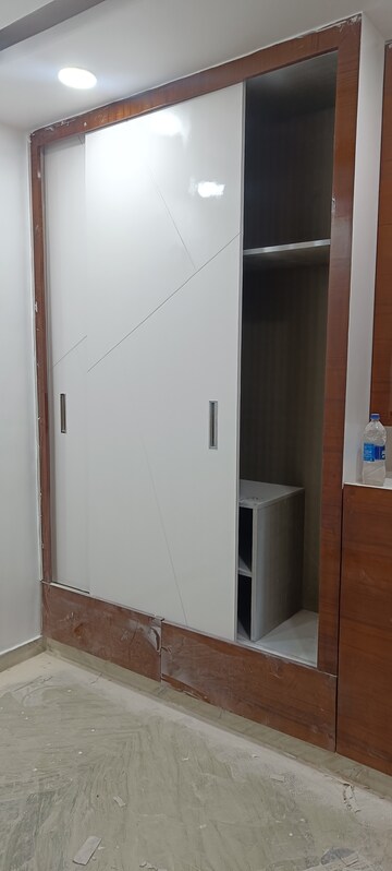 Room in 4 BHK Builder Floor at Rohini Sector 7 – for Sale