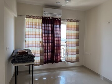 Room in 2 BHK Apartment at Hiranandani Fortune City, New Panvel – for Rent