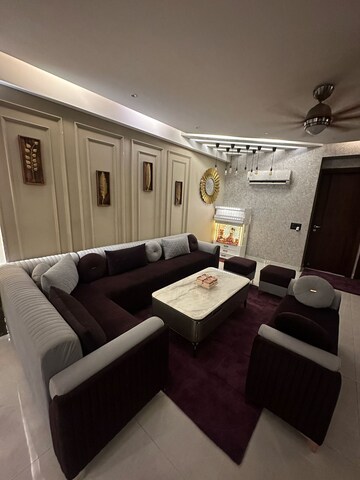 Team Area in 4 BHK Apartment at Indrapuram – for Rent