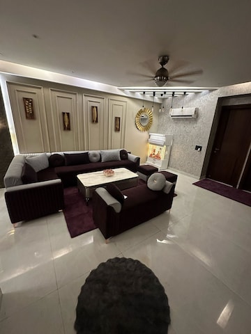 Team Area in 4 BHK Apartment at Indrapuram – for Rent