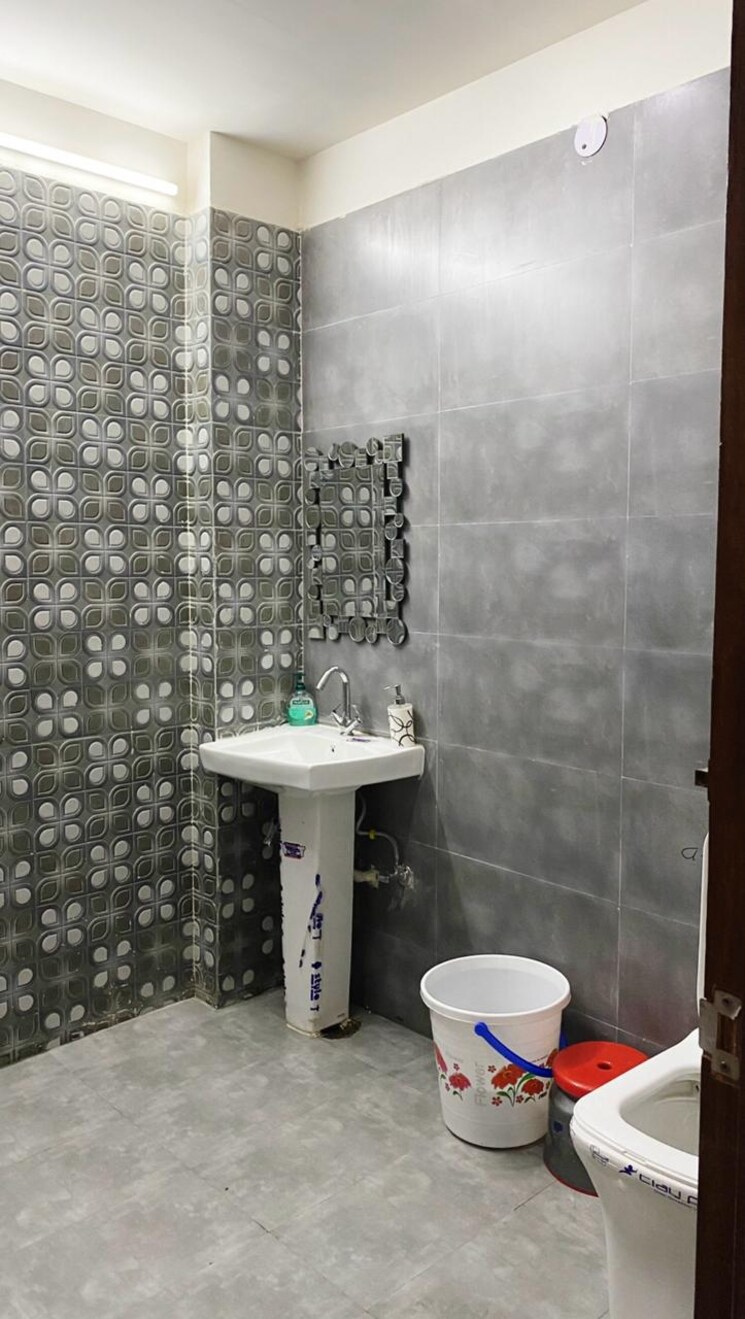 Bathroom, gardenia-glamour 3 Bedroom 1550 Sq.Ft. Apartment In Vasundhara Sector 3 Ghaziabad 8415304