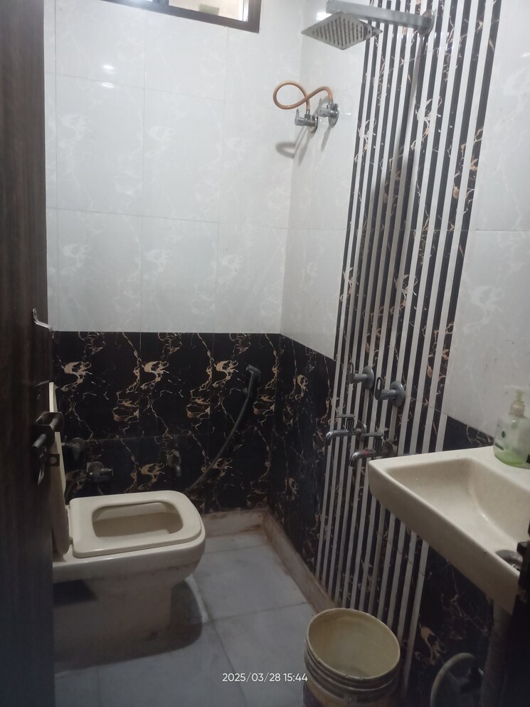 Bathroom, mansa ram park 3.5 Bedroom 750 Sq.Ft. Builder Floor In Mansa Ram Park Delhi 8415257