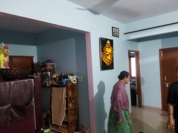 Master Bedroom in 2.5 BHK Apartment at Greenwood Apartment, Gomti Nagar – for Rent