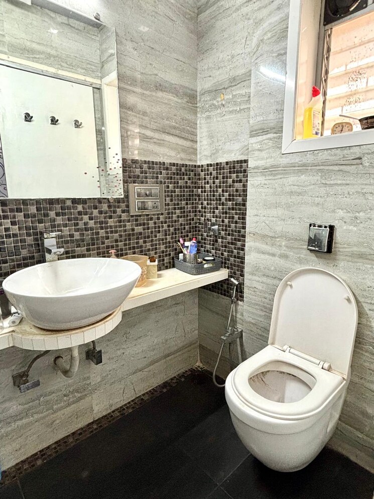 Bathroom, kurla west 5 Bedroom 2500 Sq.Ft. Villa In Kurla West Mumbai 8415680