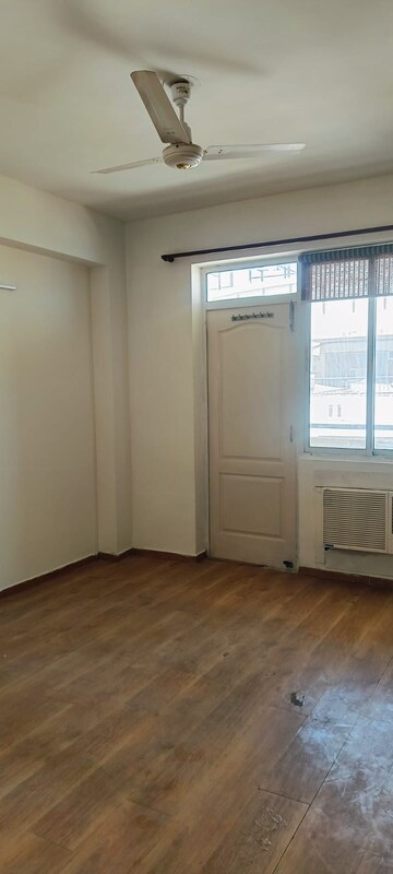Room in 2.5 BHK Apartment at Bestech Park View Residency, Sector 3 – for Rent