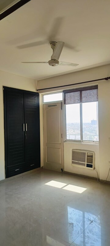 Room in 2.5 BHK Apartment at Bestech Park View Residency, Sector 3 – for Rent