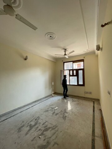 Room in 2 BHK Builder Floor at Green Fields Colony – for Rent