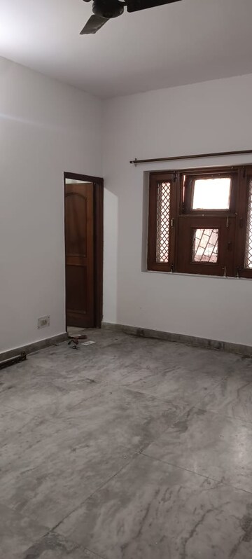Room in 1.5 BHK Independent House at Sector 17 – for Rent