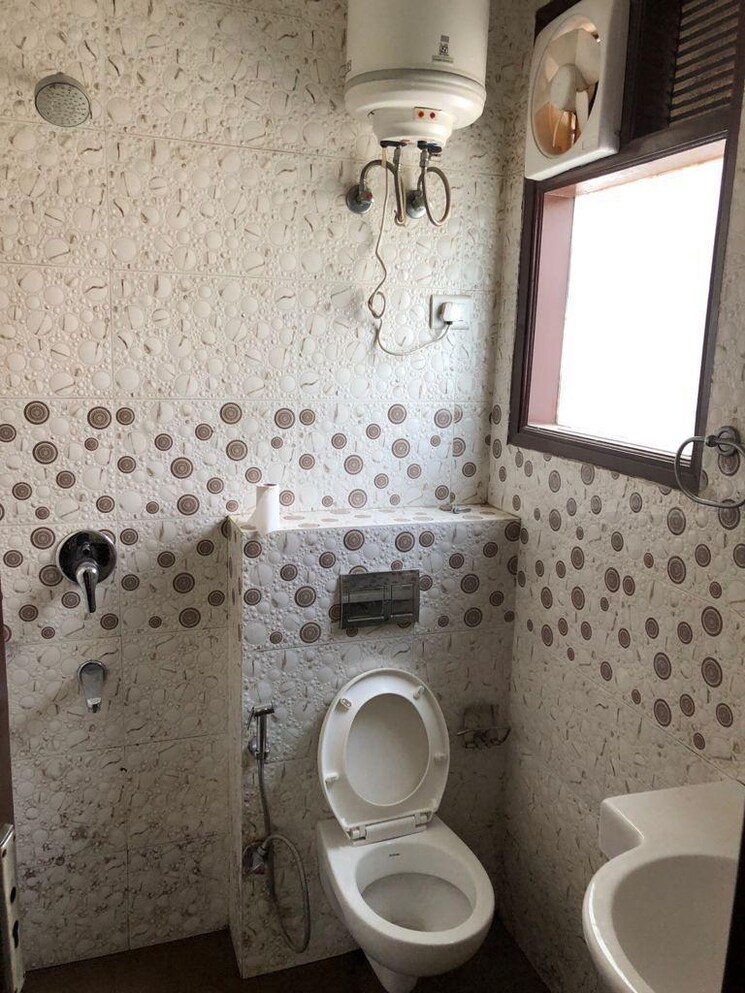 Bathroom, rwa-residential-society-sector-46 3 Bedroom 1300 Sq.Ft. Builder Floor In Sector 46 Gurgaon 8415711