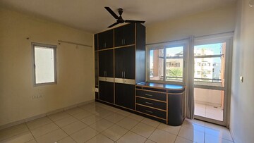 Room in 3 BHK Apartment at Mantri Sarovar, Hsr Layout – for Rent
