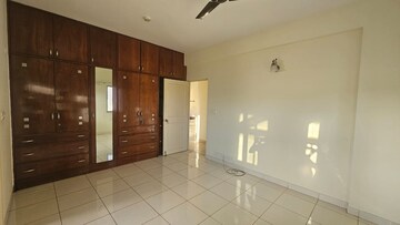 Room in 3 BHK Apartment at Mantri Sarovar, Hsr Layout – for Rent