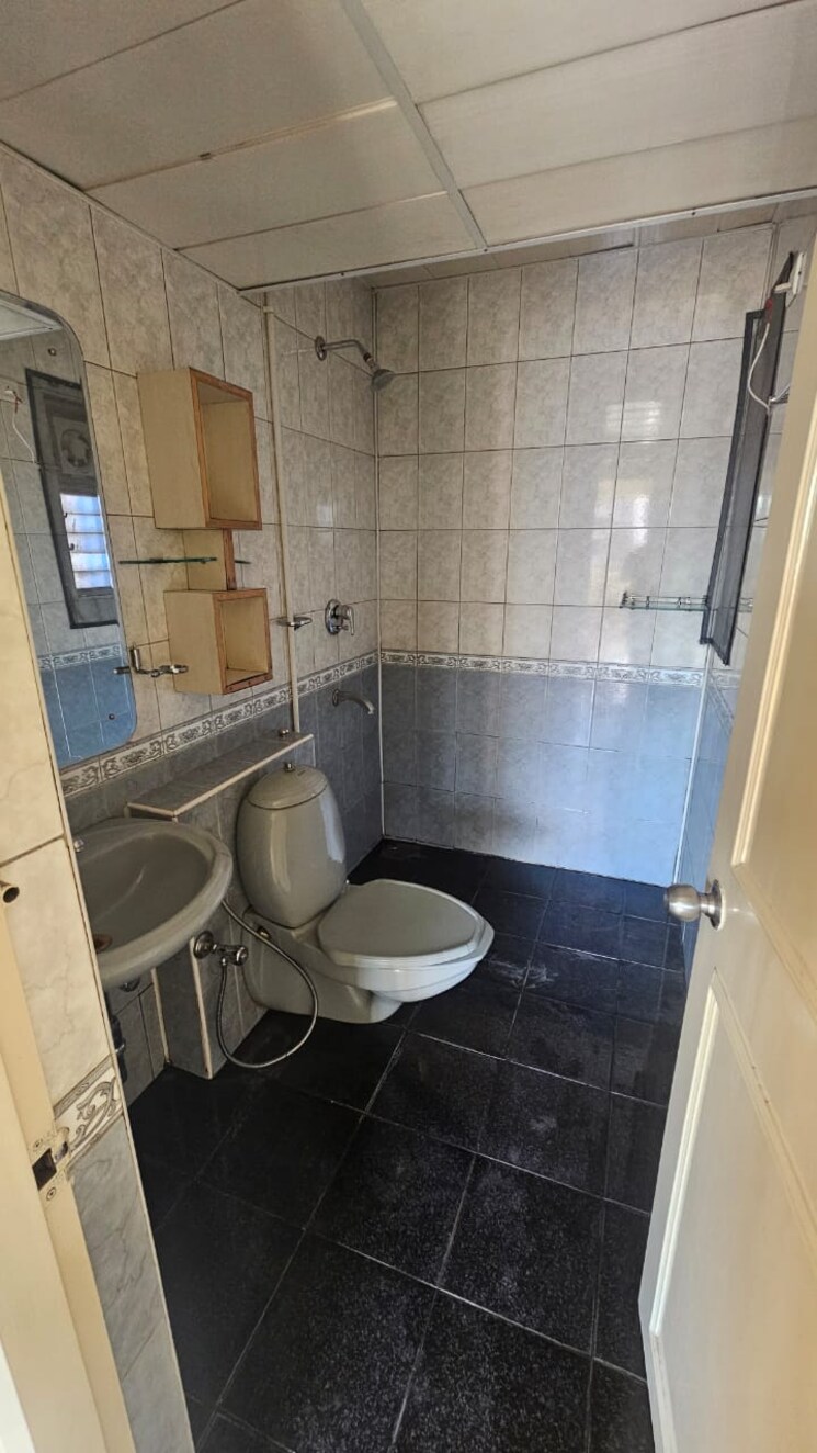 Bathroom, mantri-sarovar 3 Bedroom 1750 Sq.Ft. Apartment In Hsr Layout Bangalore 8415937