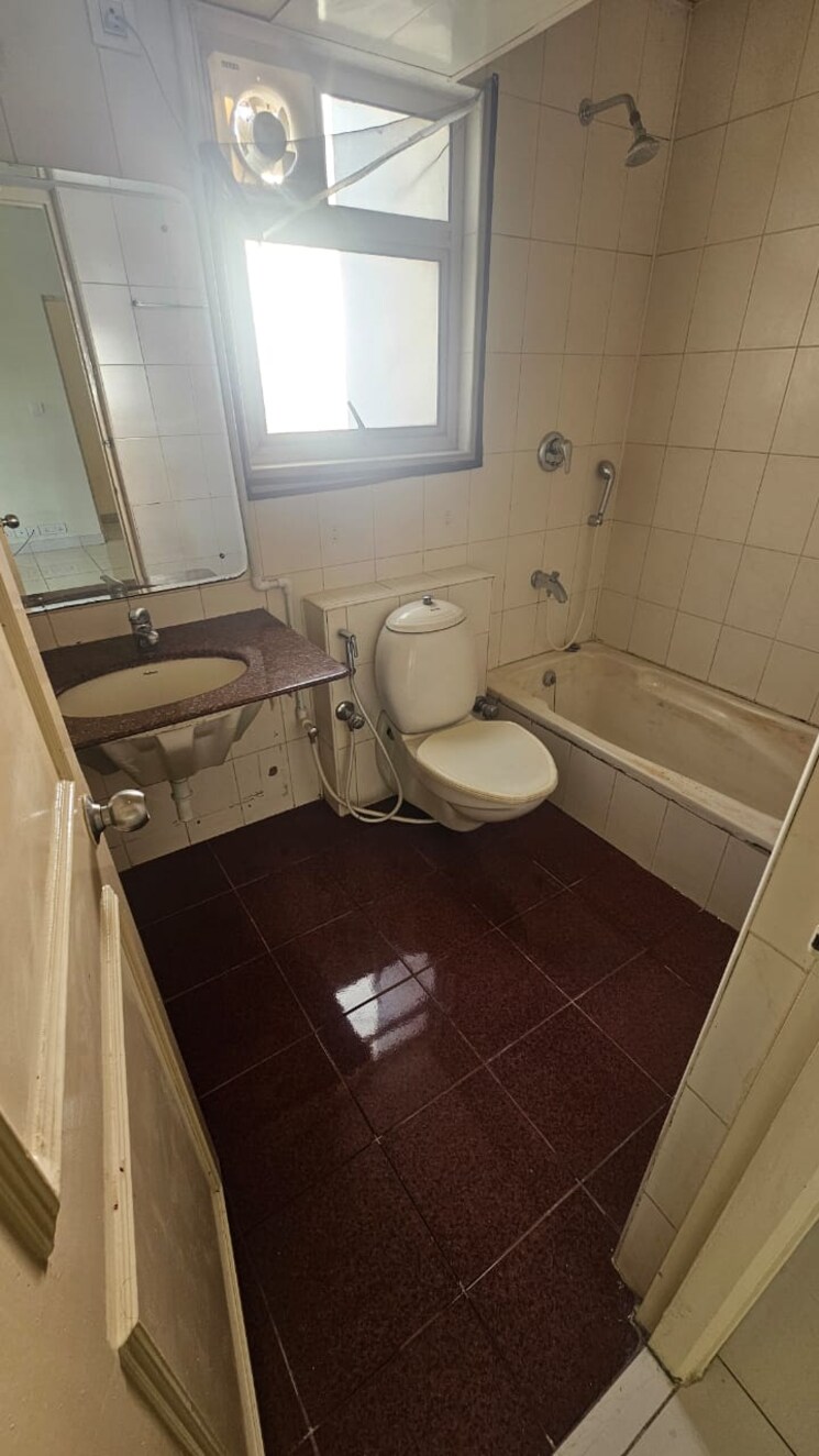 Bathroom, mantri-sarovar 3 Bedroom 1750 Sq.Ft. Apartment In Hsr Layout Bangalore 8415937