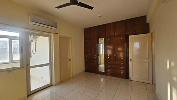 Room in 3 BHK Apartment at Mantri Sarovar, Hsr Layout – for Rent