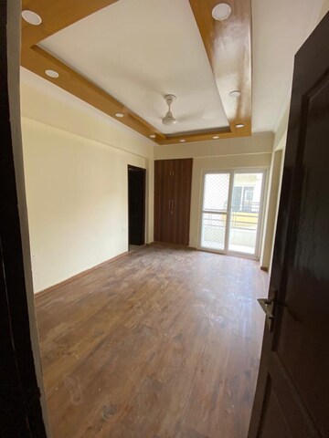 Room in 2 BHK Apartment at Amrapali Centurian Park, Amrapali Dream Valley – for Rent