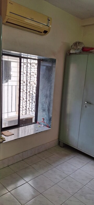 Room in 2 BHK Apartment at Parker White Lily, Sector 8 – for Rent