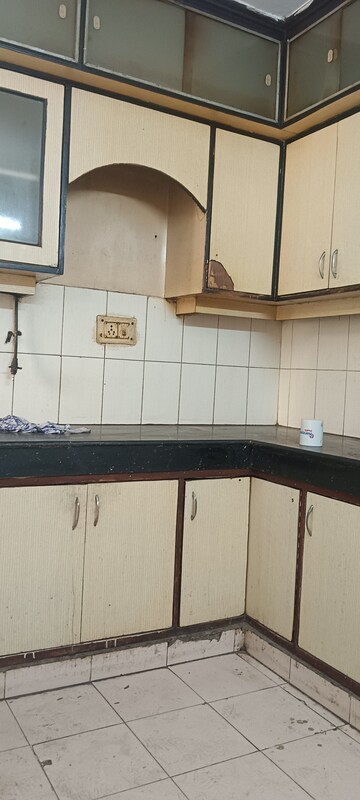 Kitchen in 3 BHK Builder Floor at Ardee Mall, Sector 52 – for Rent