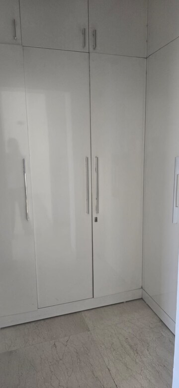 Building Lobby in 3 BHK Apartment at BPTP Discovery Park, Sector 80 – for Rent