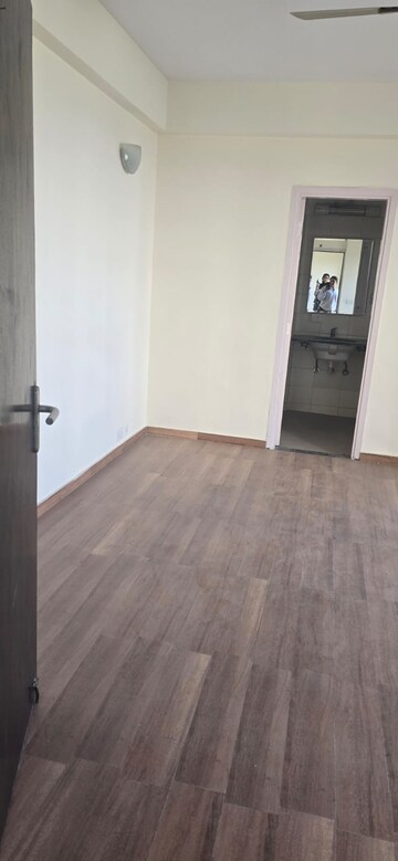 Room in 3 BHK Apartment at BPTP Discovery Park, Sector 80 – for Rent