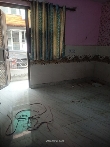 Room in 2.5 BHK Builder Floor at Mansa Ram Park – for Sale