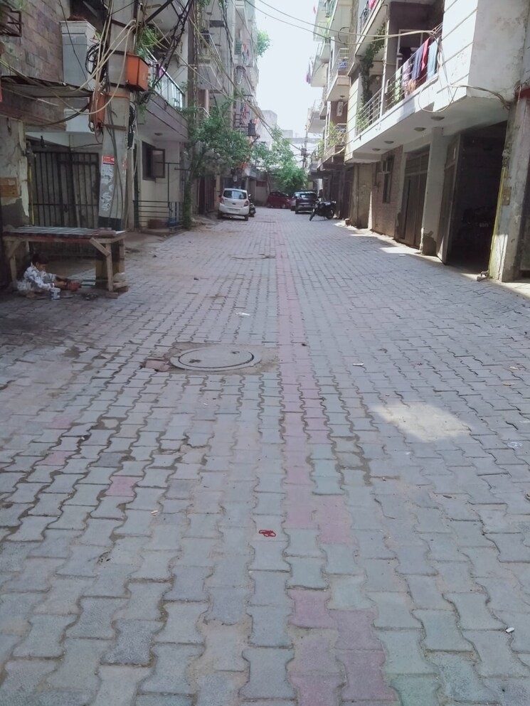  Parking, paryavaran complex 4 Bedroom 1800 Sq.Ft. Builder Floor In Paryavaran Complex Delhi 8416344