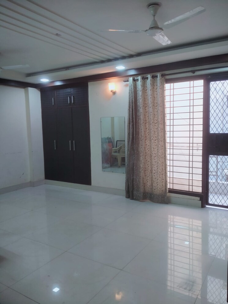 Room, paryavaran complex 4 Bedroom 1800 Sq.Ft. Builder Floor In Paryavaran Complex Delhi 8416344