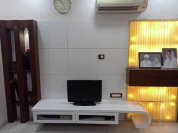 Furnished Amenities in 4 BHK Apartment at Thaltej – for Rent