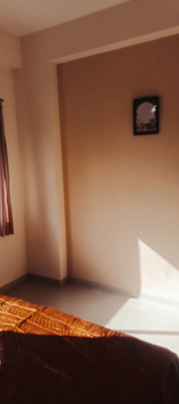 Room in 2 BHK Apartment at Vaishnodevi Circle – for Rent